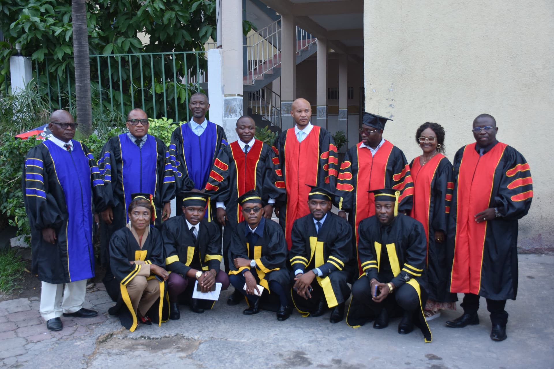 Promotion de diplômés et enseignants HATL